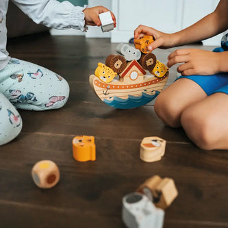 Kinder spielen mit neuem Holzspielzeug und Balancierboot – BabyLions® Kategorie Neu mit nachhaltigen Baby- und Kinderspielzeugen