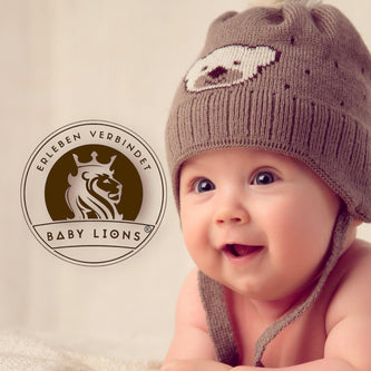 BabyLions® Baby mit Mütze – offizielles Logo Erleben verbindet, hochwertige Babyprodukte