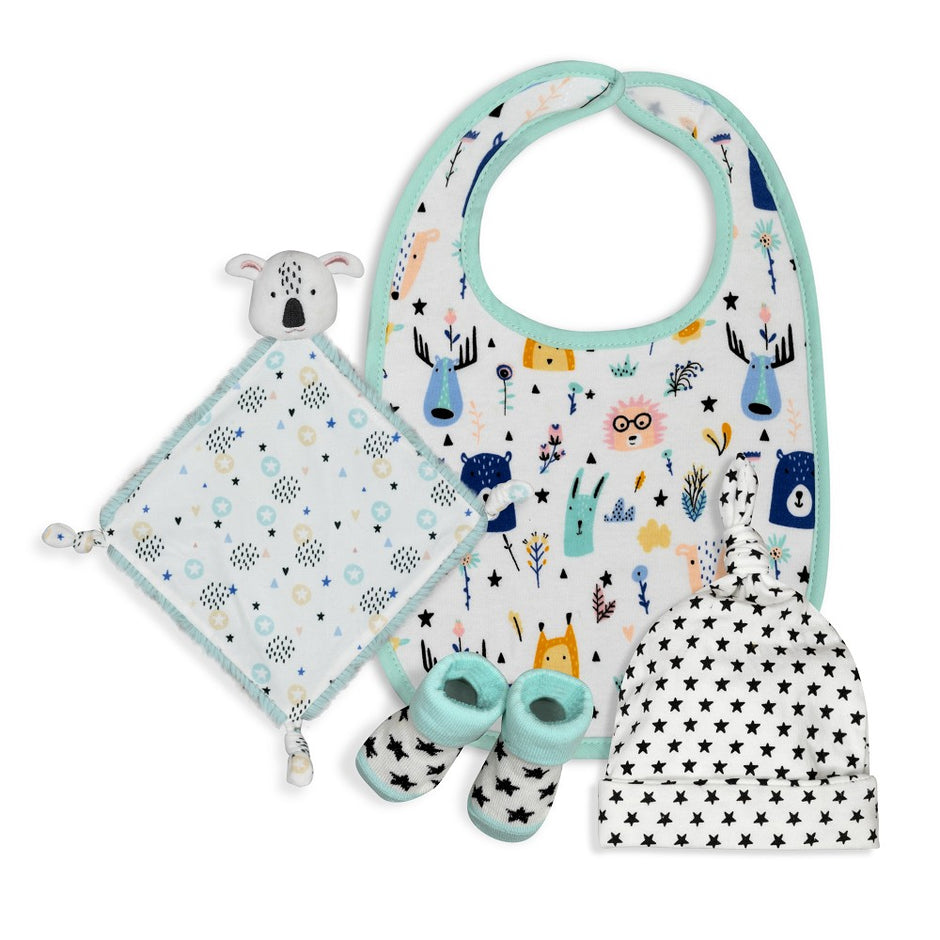 4-teiliges Baby Geschenkset in Mint – Lätzchen, Schnuffeltuch, Mütze und Socken mit niedlichen Tier- und Sternmotiven, ideal als Geschenk zur Geburt.