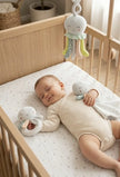 Baby im Bett mit Baby Geschenkset Krake von Interbaby bestehend aus Musik-Spieluhr, Schmusetuch und Rassel – kuscheliges Baby Geschenk zur Geburt und Baby Erstausstattung