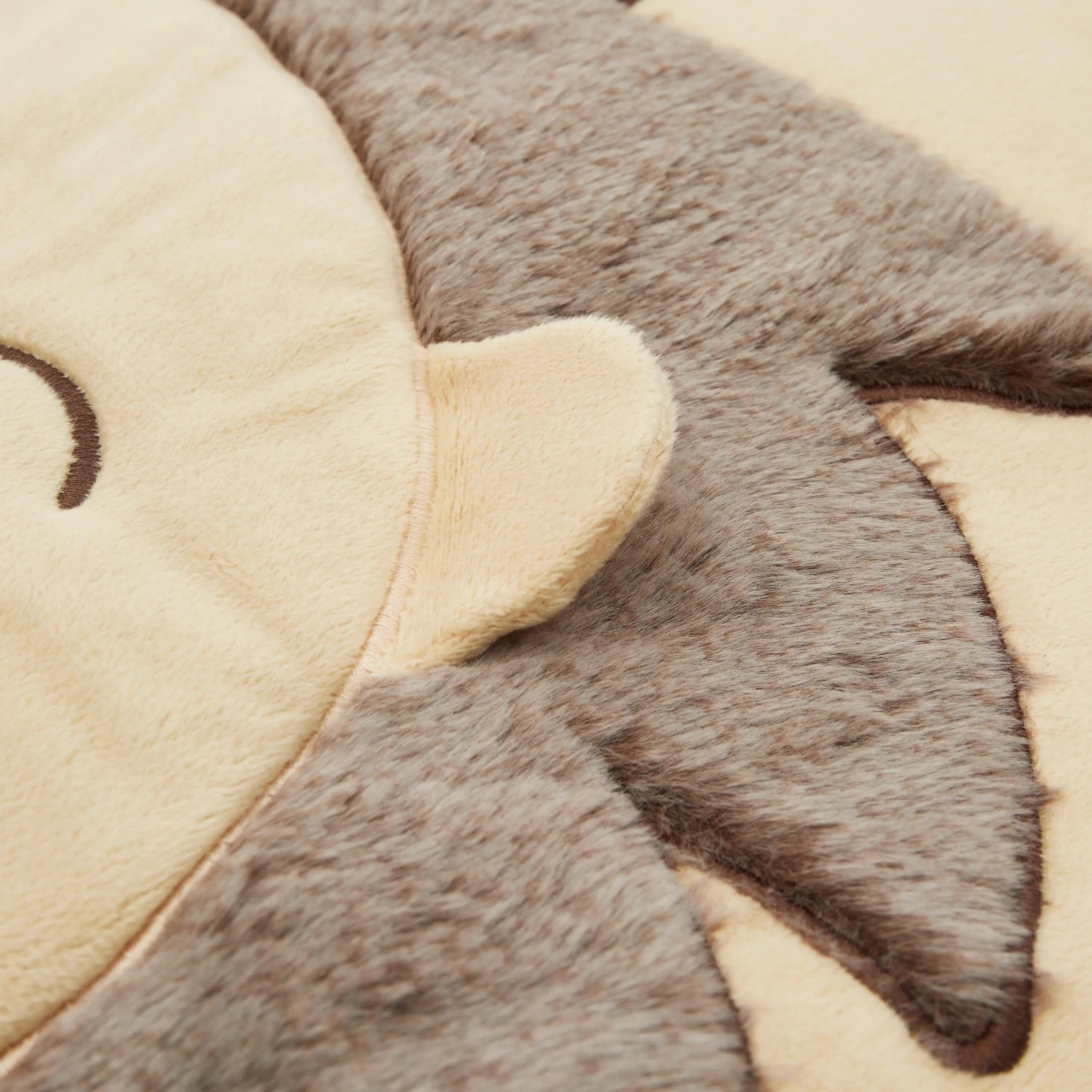 Detailaufnahme der Baby Spieldecke Igel Piksi von Bieco mit weicher Plüschoberfläche – hochwertige Verarbeitung für Babys, kuschelige Krabbeldecke und Spielmatte ab Geburt
