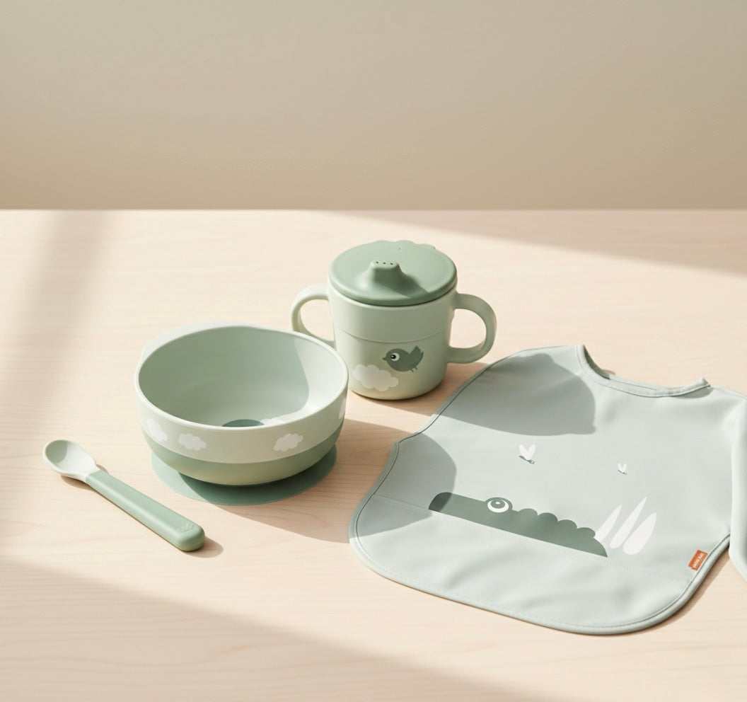 Baby Esslern-Set aus Silikon mit Schüssel, Becher, Löffel und Ärmellätzchen – Beikost Set für Babys in Grün