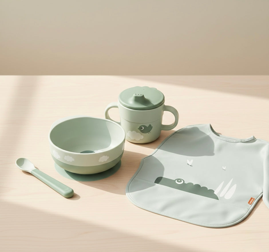 Baby Esslern-Set aus Silikon mit Schüssel, Becher, Löffel und Ärmellätzchen – Beikost Set für Babys in Grün