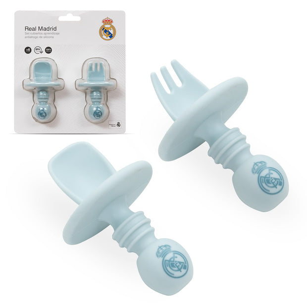 Real Madrid Baby Lernbesteck aus Silikon in Blau – Löffel und Gabel mit Anti-Schluck-Ring, offizielles Lizenzprodukt in Verpackung und Detailansicht.