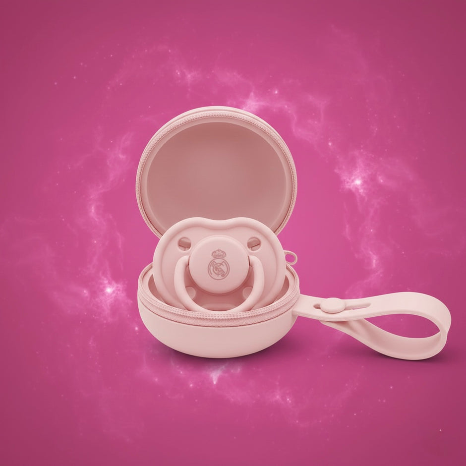 Rosa Schnuller in einer Schnullerbox / Schnulleretui (Premium Produktfoto)
