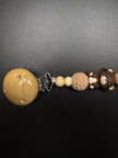 Seitenansicht der personalisierten Schnullerkette Bär mit Namen von BabyLions® mit Teddy-Motiv, gehäkelter Perle, Holzclip sowie hochwertigen Silikon- und Holzperlen in Natur- und Brauntönen