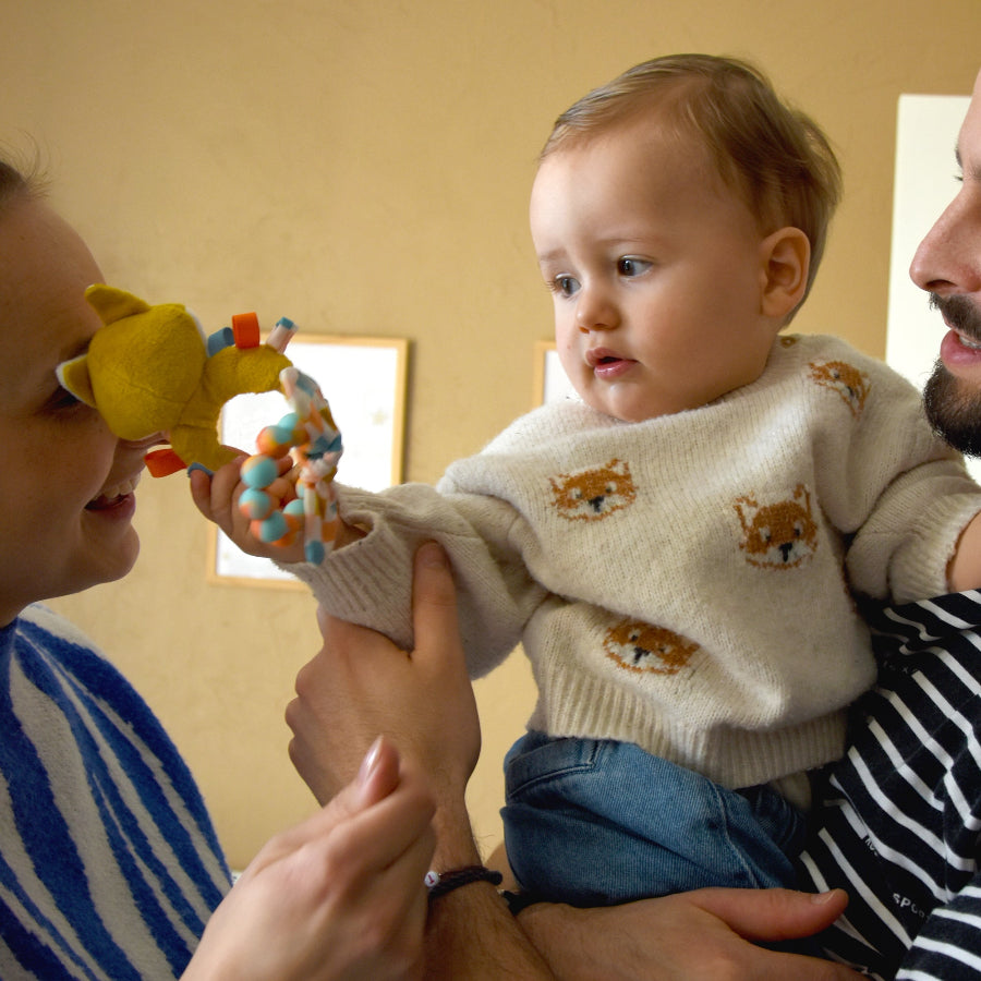 Baby spielt mit Silikon-Beißring und Aktivitätsspielzeug Fuchs – Zahnungsspielzeug für Babys zum Greifen und Kauen
