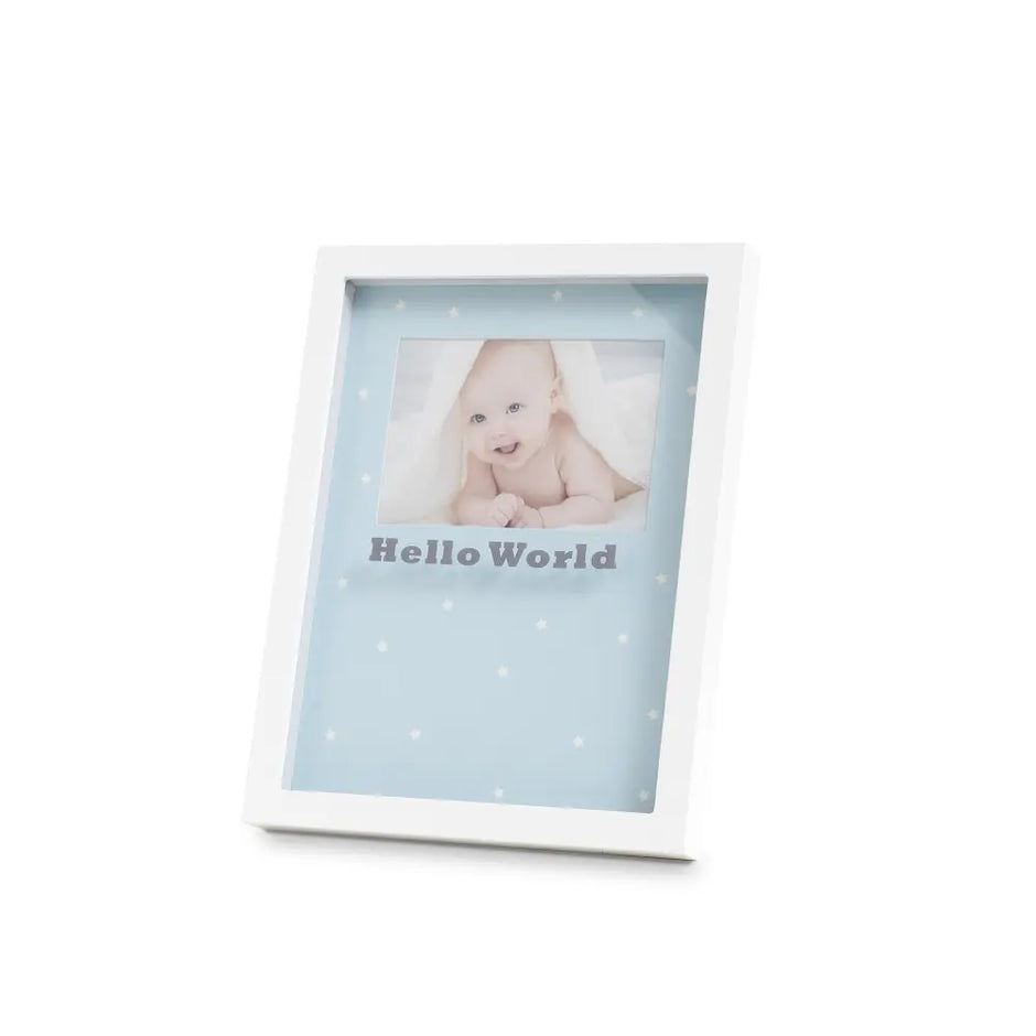 Schrägansicht des blauen Baby Bilderrahmens mit Platz für Babyfoto sowie Hand- und Fußabdruck – Erinnerungsrahmen für Neugeborene und Geschenk zur Geburt.