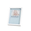 Schrägansicht des blauen Baby Bilderrahmens mit Platz für Babyfoto sowie Hand- und Fußabdruck – Erinnerungsrahmen für Neugeborene und Geschenk zur Geburt.