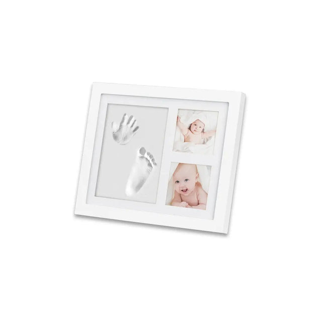 Schrägansicht des weißen Baby Erinnerungsrahmens mit Hand- und Fußabdruck sowie Platz für zwei Babyfotos – ideales Geschenk zur Geburt und Taufe.