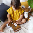 Baby spielt mit Fotoalbum Tiger Plüsch Spielzeug