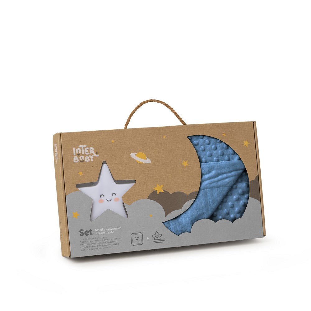 Baby-Geschenkset mit weicher blauer Decke und Stern-Nachtlicht im Geschenkkarton – ideales Präsent zur Geburt oder Taufe.