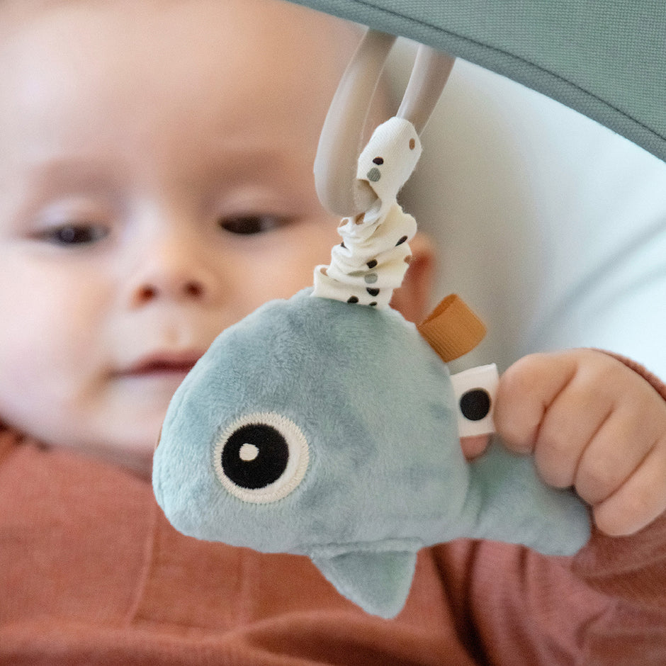 Baby greift nach Fisch Greifspielzeug am Spielbogen – Baby Aktivitätsspielzeug mit Holzring und weichem Stoff in Blau