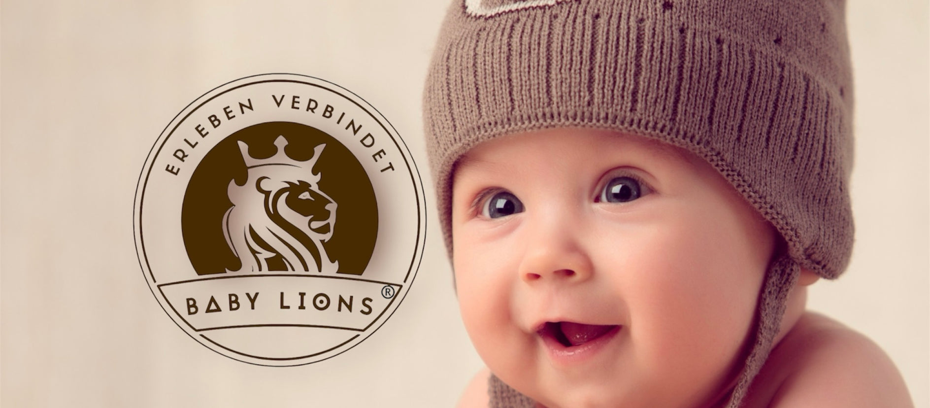 Baby mit Mütze und BabyLions Logo im Hintergrund