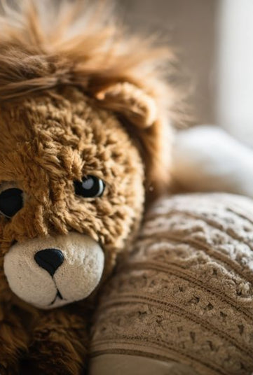 Kuscheltier Löwe auf Kissen im Babyzimmer