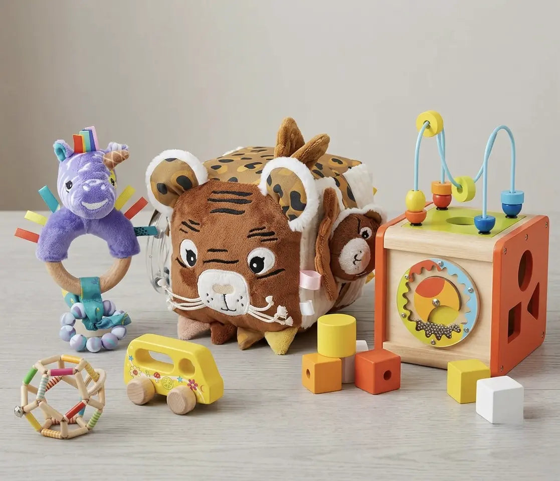 Babyspielzeug und Motorikspielzeug aus Holz mit Rassel, Stofftier und Lernwürfel – pädagogisches Spielzeug für Babys und Kleinkinder