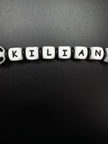 Detailaufnahme der personalisierten Fußball Schnullerkette mit dem Namen Kilian in Schwarz und Weiß