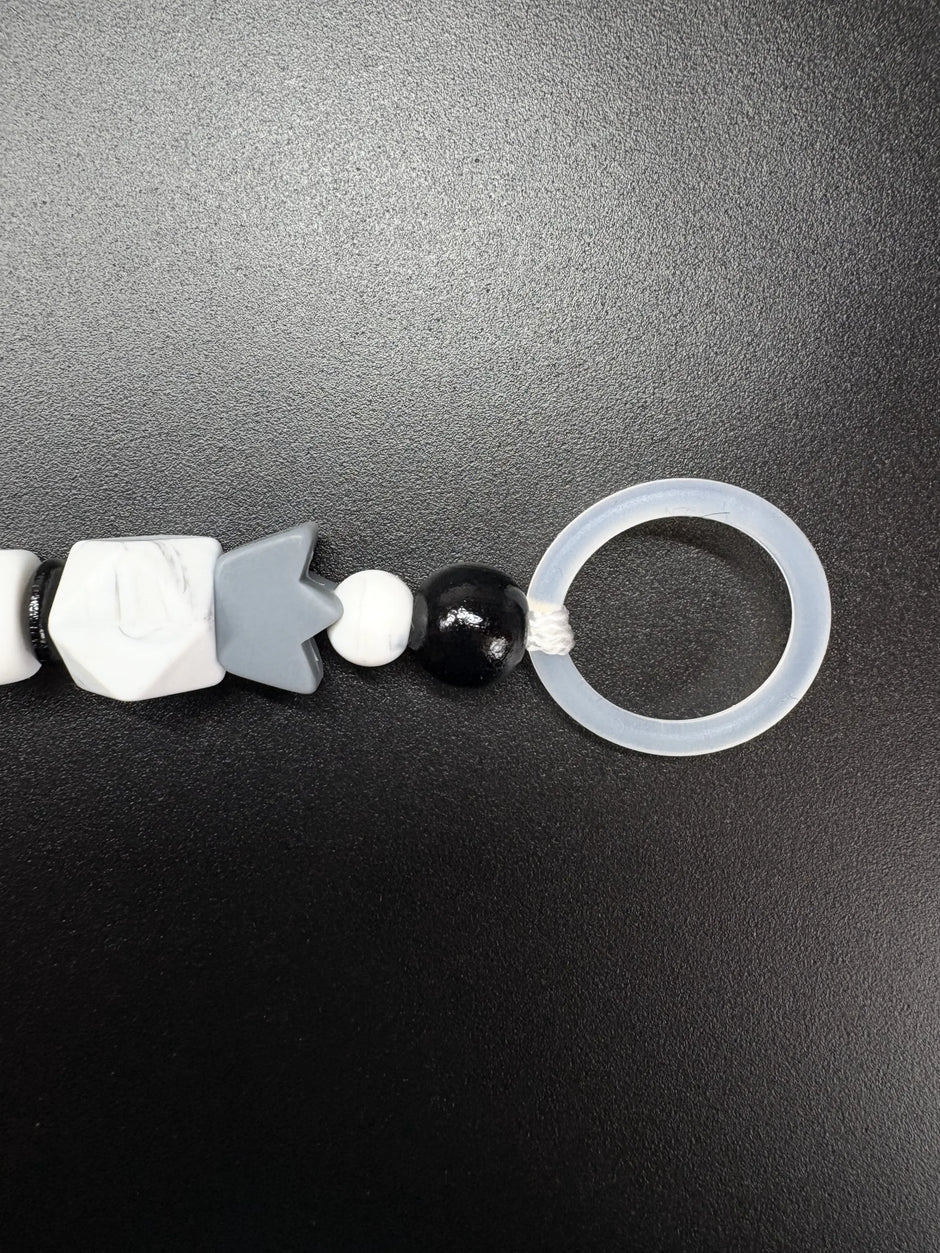 Detailaufnahme des transparenten Silikonrings der personalisierten Fußball Schnullerkette Kilian