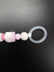 Detailaufnahme des transparenten Silikonrings der personalisierten Schnullerkette Luna in Rosa