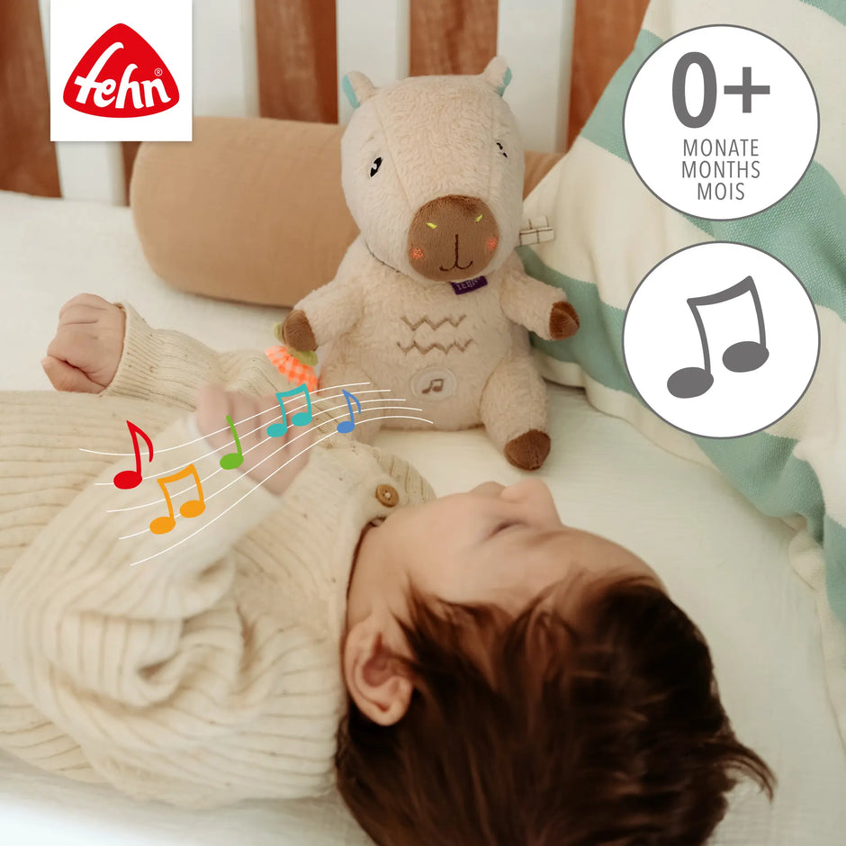 Baby liegt im Bett mit Capybara Spieluhr von Fehn Einschlafhilfe mit Musik für ruhigen Babyschlaf ab 0 Monaten