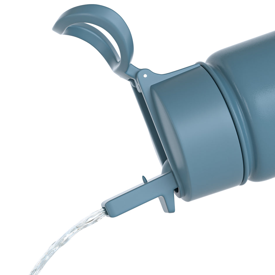 Detailansicht einer Kinder-Trinkflasche mit geöffnetem Deckel und auslaufendem Wasserstrahl in Blau