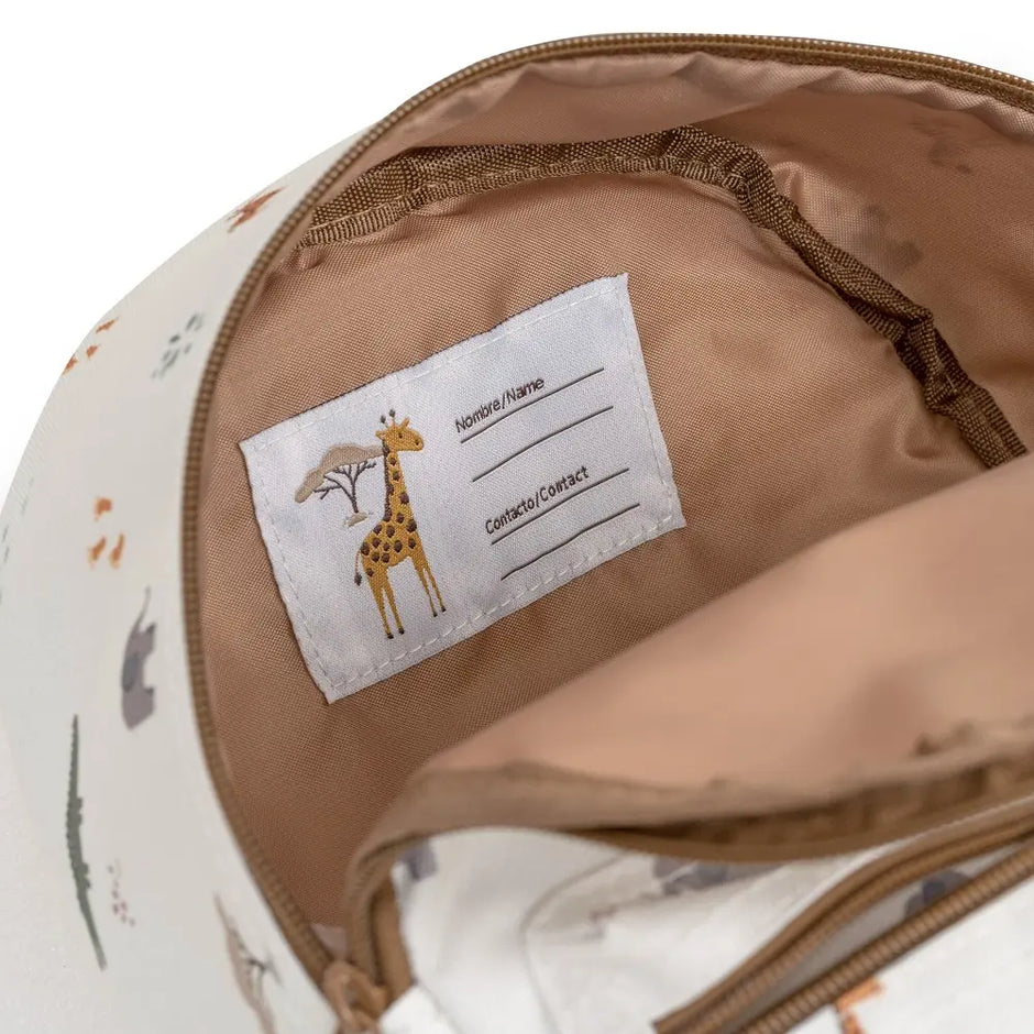 Innenansicht des weißen Kinderrucksacks mit Safari-Motiv und eingenähtem Namensschild für Name und Kontaktinformationen.