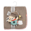 Weiche braune Kuscheldecke für Babys, gefaltet und mit Schleife gebunden, verziert mit einem kleinen Plüschbären in Schlafmütze, Wolken- und Sternmotiv – Geschenkidee für Neugeborene.