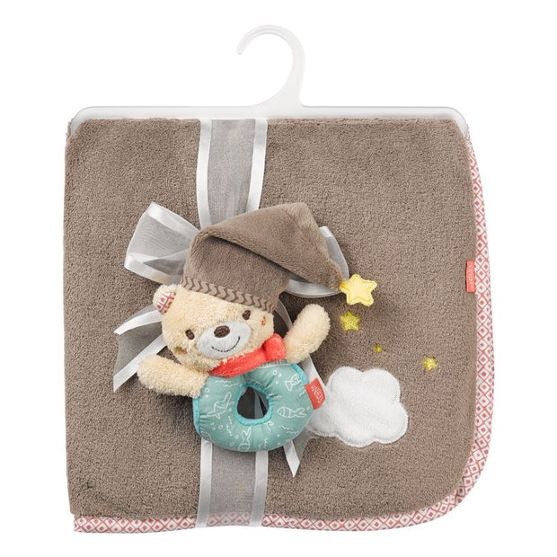 Weiche braune Kuscheldecke für Babys, gefaltet und mit Schleife gebunden, verziert mit einem kleinen Plüschbären in Schlafmütze, Wolken- und Sternmotiv – Geschenkidee für Neugeborene.