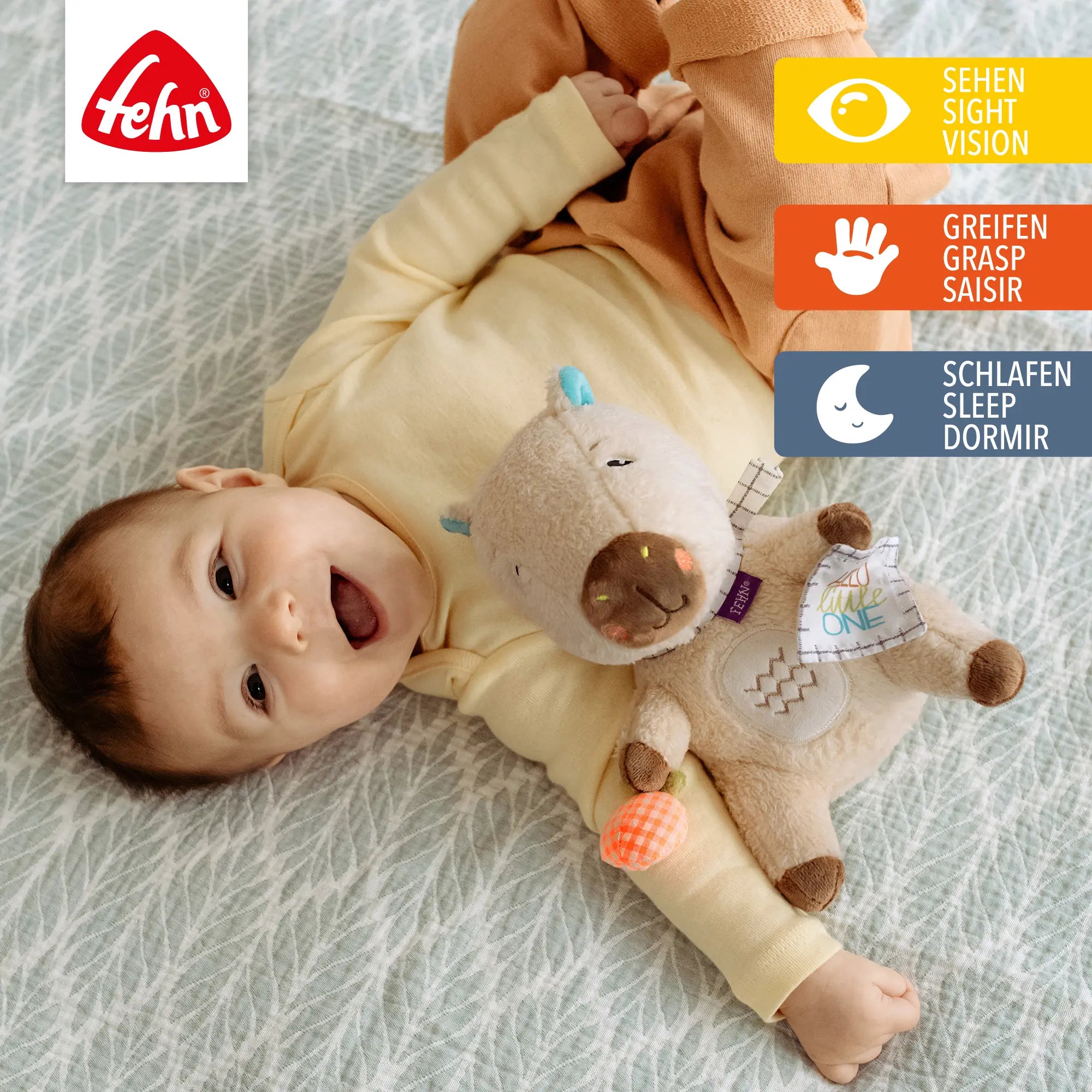 Baby spielt mit Kuscheltier Capybara Fehn Hello Little One – weiches Plüschtier fördert Greifen, Sehen und Schlafen