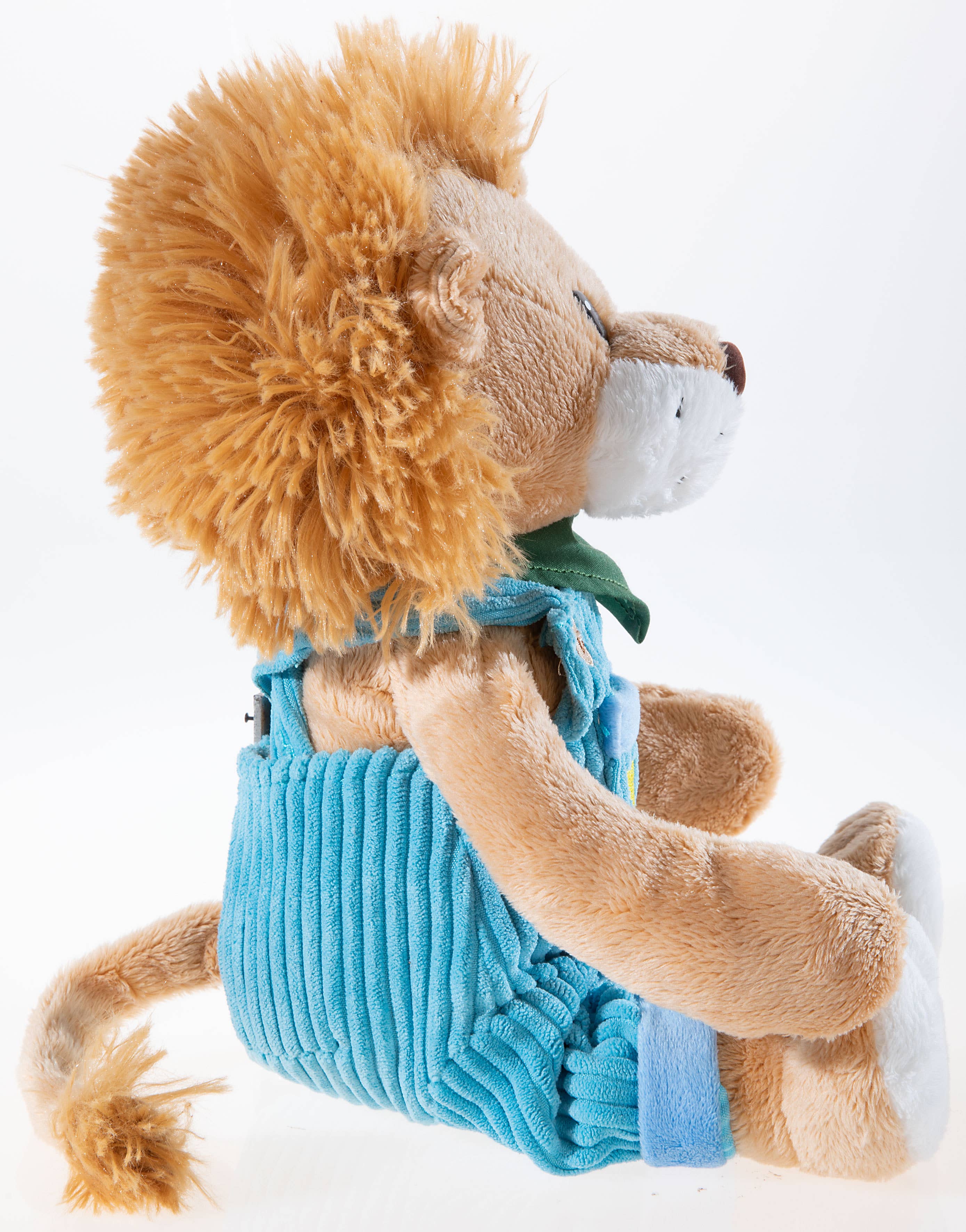 Kuscheltier Löwe Kristof in blauer Latzhose – weicher Baby Plüschfreund Seitenansicht zum Spielen und Kuscheln