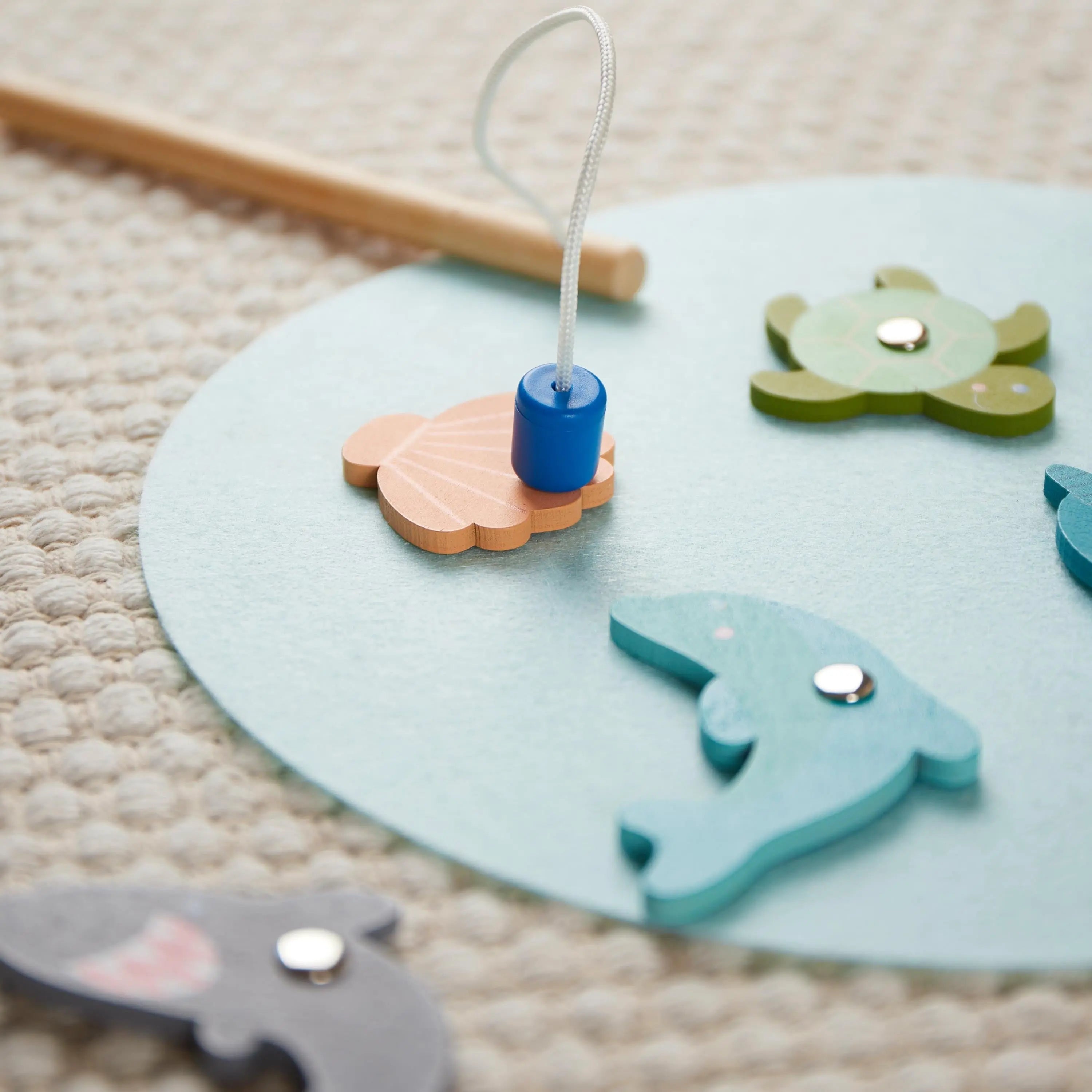 Detailaufnahme des Magnet-Angelspiels aus Holz von Bieco mit Angelrute und magnetischen Meerestieren – Montessori Motorikspiel für Kinder ab 3 Jahren