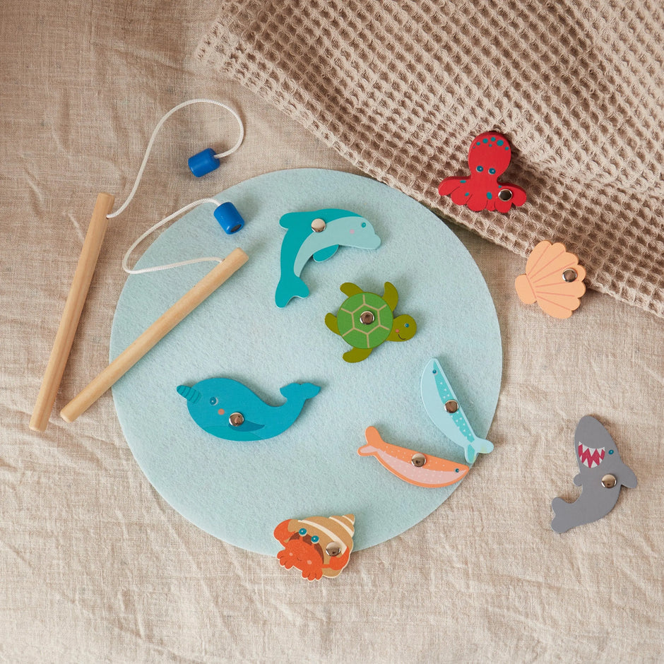 Komplettset Magnet-Angelspiel aus Holz von Bieco mit zwei Angelruten und bunten Meerestieren – Montessori Lernspiel zur Förderung von Motorik, Konzentration und Geschicklichkeit für Kinder
