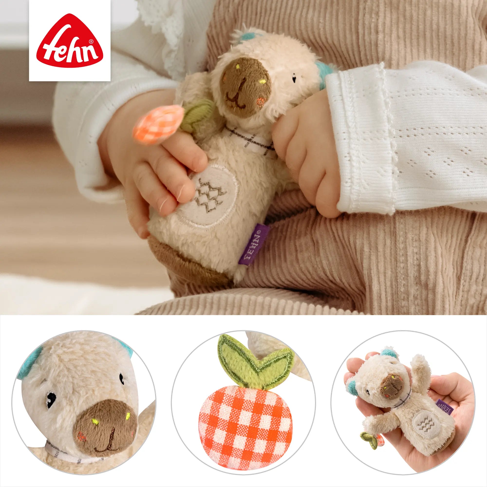 Baby hält eine Mini Rassel Capybara aus weichem Plüsch mit Greifelement und kleinen Details, ideal für kleine Hände