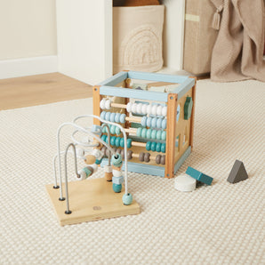 Holz-Motorikwürfel „Waldtiere“ in Pastellfarben mit Kugelbahn, Zählrahmen und Formen-Steckspiel – fördert Motorik und Koordination, erhältlich bei BabyLions.