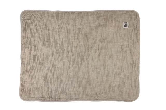 Beige Musselin-Babydecke aus weicher Baumwolle in sandfarbener Optik – atmungsaktiv, sanft zur Babyhaut und ideal für Zuhause oder unterwegs