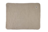 Beige Musselin-Babydecke aus weicher Baumwolle in sandfarbener Optik – atmungsaktiv, sanft zur Babyhaut und ideal für Zuhause oder unterwegs