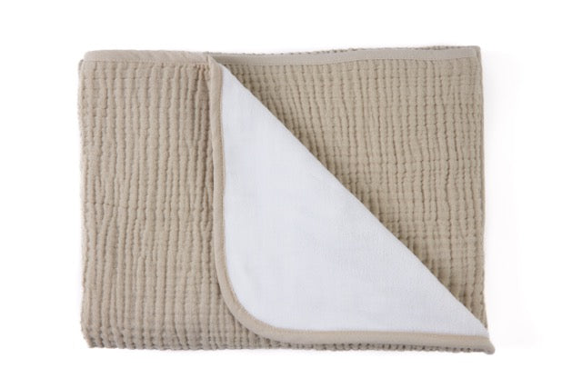 Gefaltete Musselin-Babydecke in Sand-Beige mit weicher Fleece-Innenseite – atmungsaktiv, warm und ideal für Babybett, Kinderwagen oder unterwegs