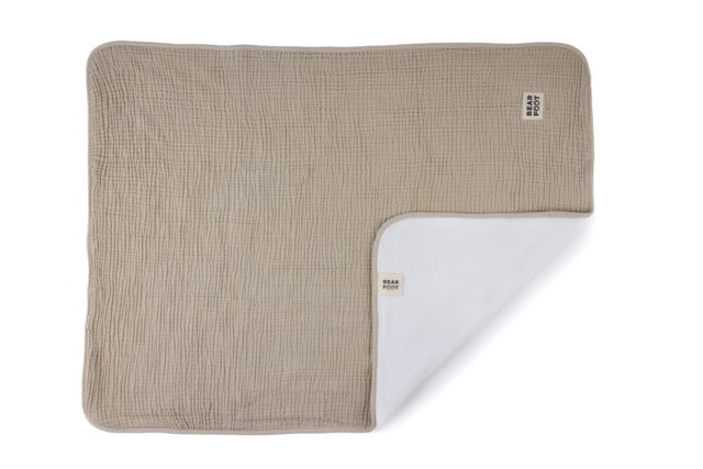 Musselin-Babydecke in Sand-Beige mit sichtbarer Fleece-Innenseite – weich, warm und ideal für Babybett, Kinderwagen oder Kuschelzeit