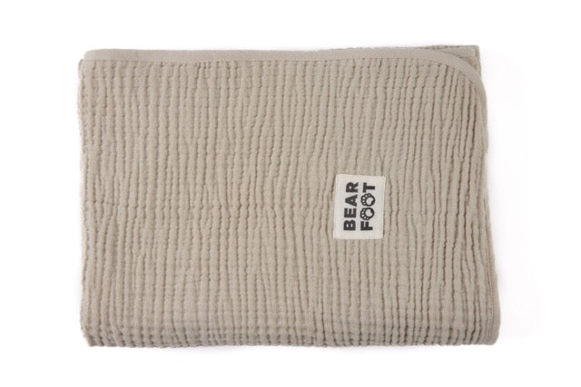 Gefaltete Musselin-Babydecke in Sand-Beige aus weicher Baumwolle – atmungsaktiv, hautfreundlich und ideal für Babybett, Kinderwagen oder unterwegs