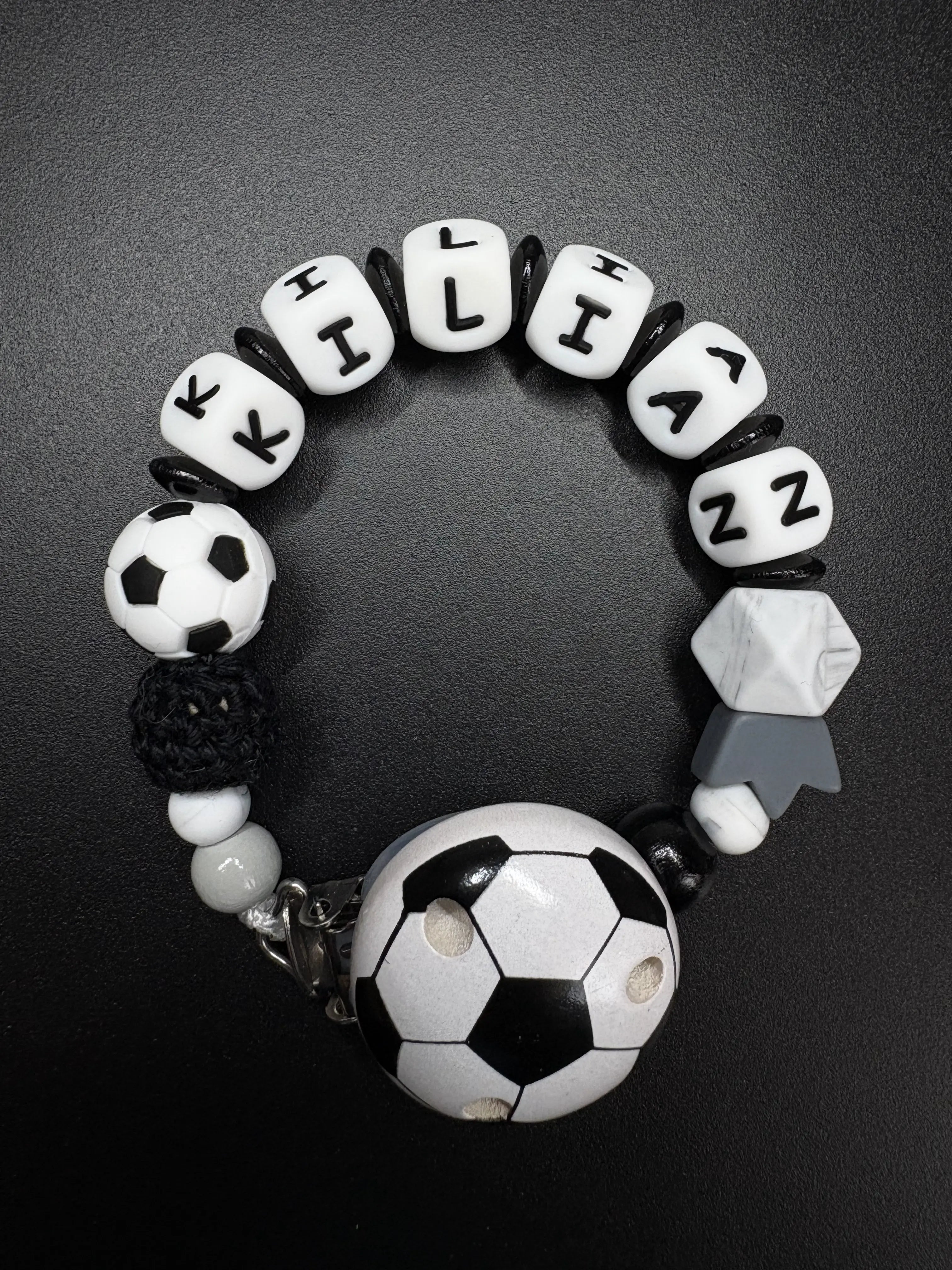 Personalisierte Schnullerkette Fußball mit Namen Kilian in Schwarz Weiß mit Fußballclip und Silikonring