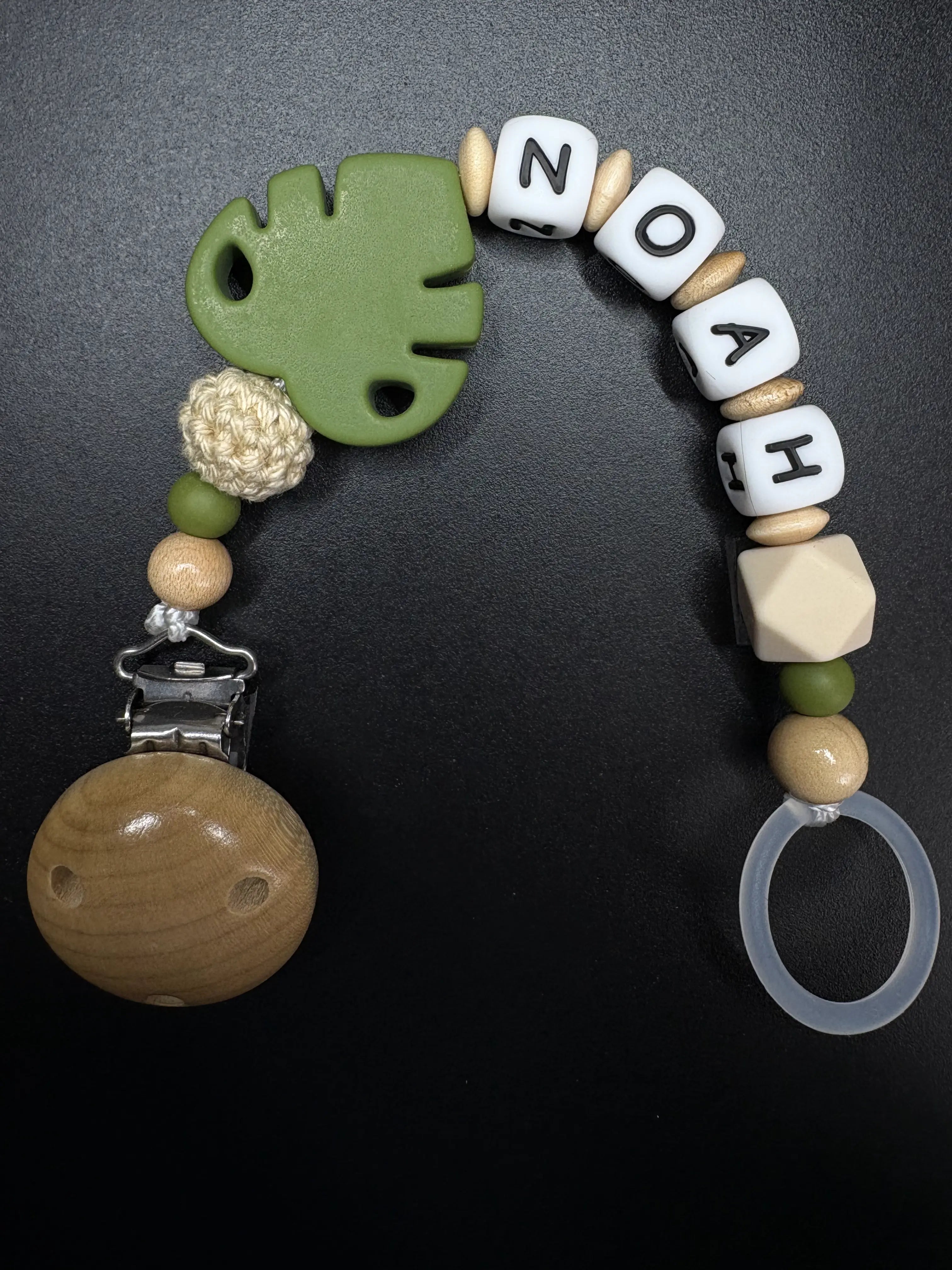 Personalisierte Schnullerkette Noah mit Monstera Blatt in Grün und Naturtönen mit Holzclip und Silikonring