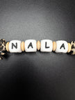 Namensperlen Nala auf personalisierter Schnullerkette mit Leopardenmuster und Holzringen