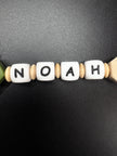 Namensperlen Noah auf personalisierter Schnullerkette in Grün mit Holzringen und Silikonperlen