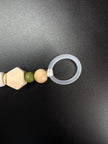 Silikonring und Holzperlen einer personalisierten Schnullerkette in Olivgrün und Beige