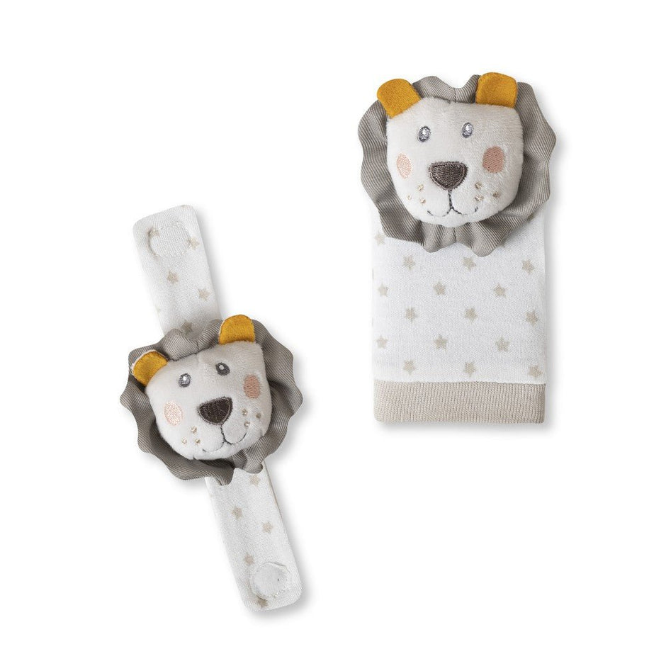 Rasselarmband-Set für Babys mit Löwenmotiv – bestehend aus weicher Babysocke und Armband mit Plüschlöwe, in Beige mit Sternmuster, ideal zur Förderung von Motorik und Hörsinn.