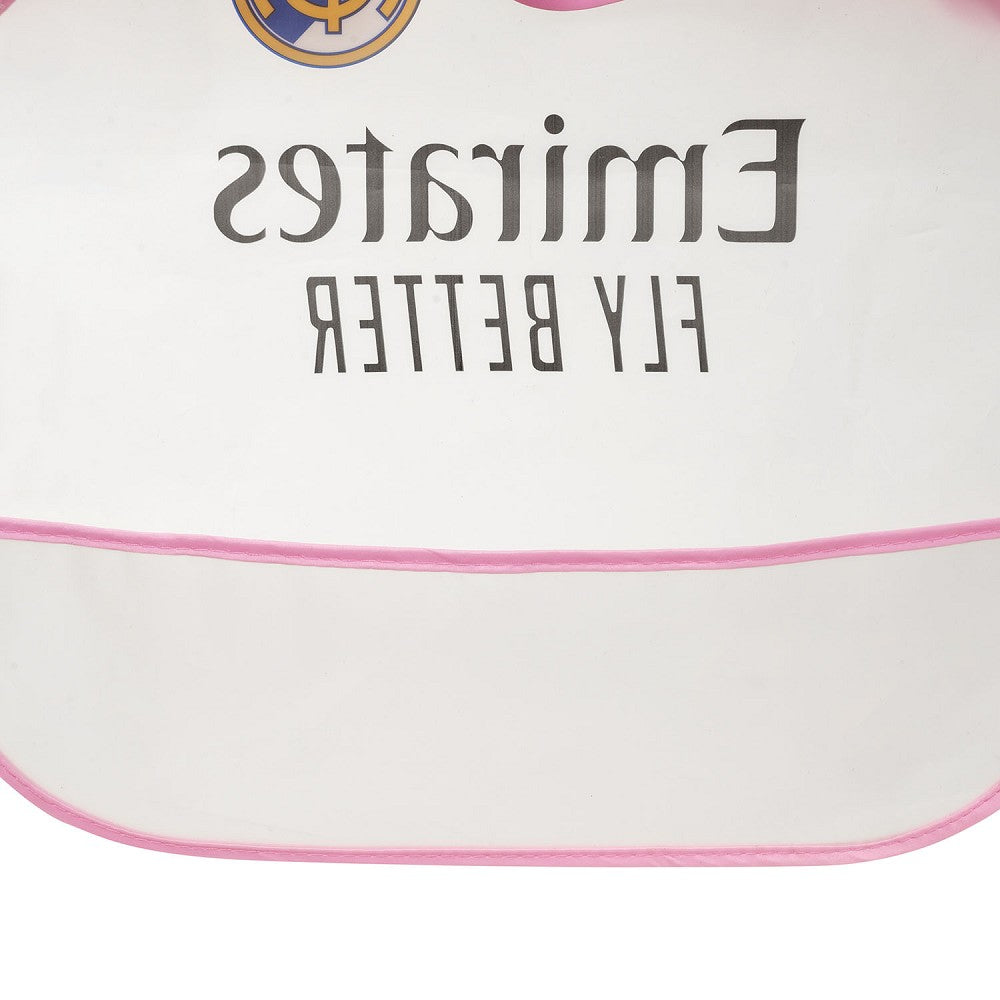 Real Madrid Baby Langarm-Lätzchen Detailaufnahme – wasserdichtes Material mit Emirates Fly Better Aufdruck