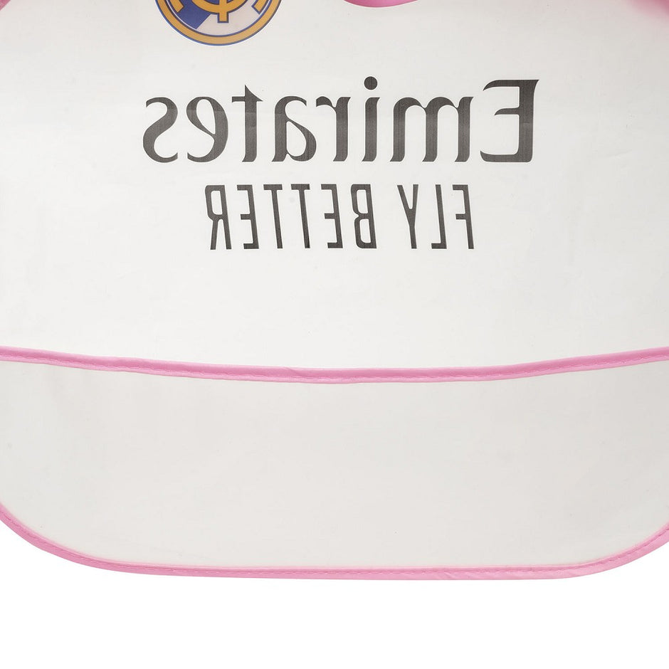 Real Madrid Baby Langarm-Lätzchen Detailaufnahme – wasserdichtes Material mit Emirates Fly Better Aufdruck