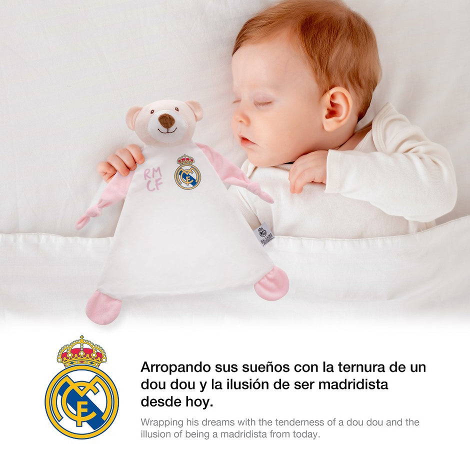 Schlafendes Baby mit Real Madrid Schmusetuch Bär im Bett, weiches Baby Kuscheltuch für Neugeborene