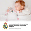 Schlafendes Baby mit Real Madrid Schmusetuch Bär im Bett, weiches Baby Kuscheltuch für Neugeborene