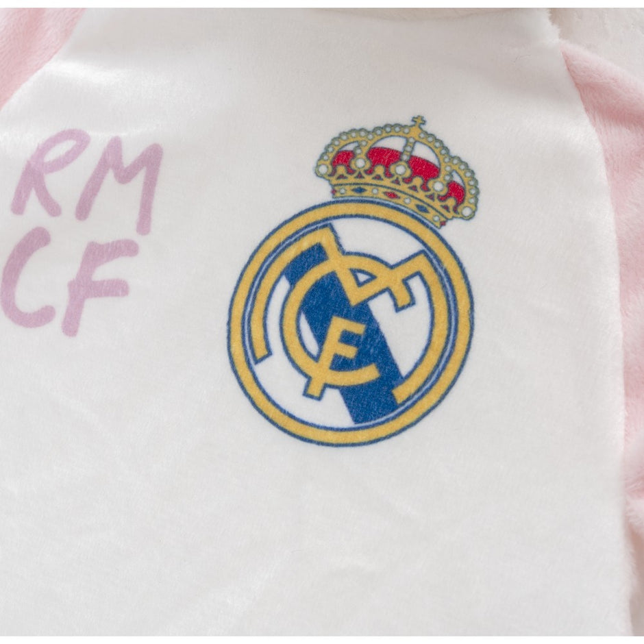 Detailaufnahme Real Madrid Logo auf Baby Schmusetuch mit RM CF Schriftzug, offizielles Lizenz Kuscheltuch für Babys
